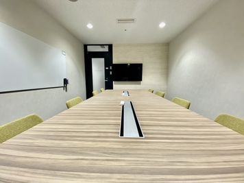 meetingroomF(～8名用) - fabbit広島駅前 ミーティングルーム・8名用の室内の写真