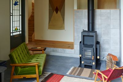 1階土間部分に国産の薪ストーブを設置しております。 - michikake studio 3面採光の明るい広々キッチン・ダイニングスペースの室内の写真