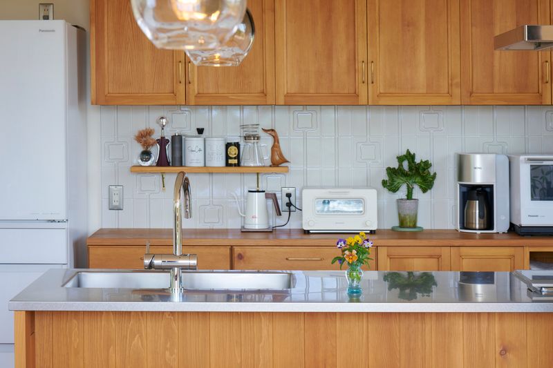 3面採光の明るい広々キッチン・ダイニングスペース - michikake studio