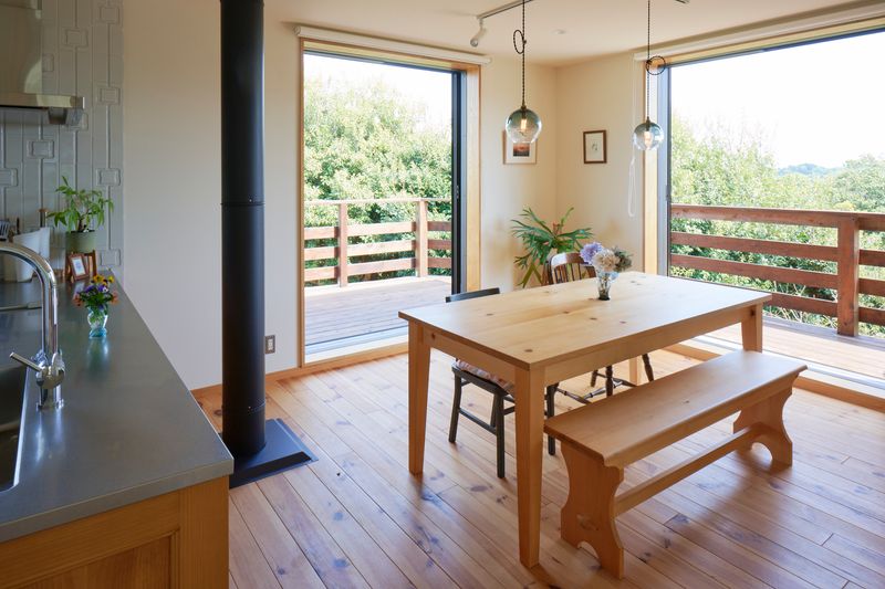 3面採光の明るい広々キッチン・ダイニングスペース - michikake studio