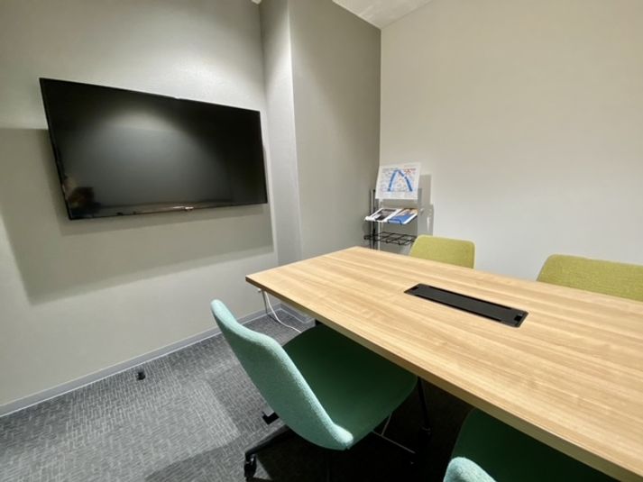 meetingroomB
※モニター利用選択必要 - fabbit広島駅前 ミーティングルーム・4名用（モニター有）の室内の写真