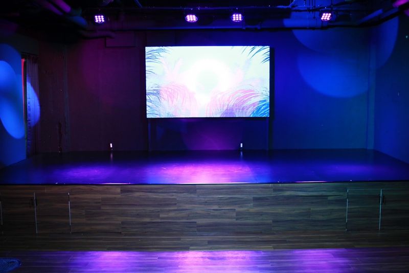 ステージ(LEDモニター付き) - BUZZ Live赤坂の室内の写真