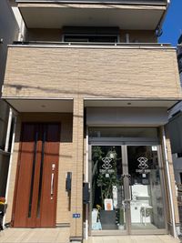 一軒家タイプの2階で写真の左側の玄関が入り口です - エイトボディ 【幡ヶ谷】完全個室サロンエイトボディ【駅から徒歩２分】の外観の写真