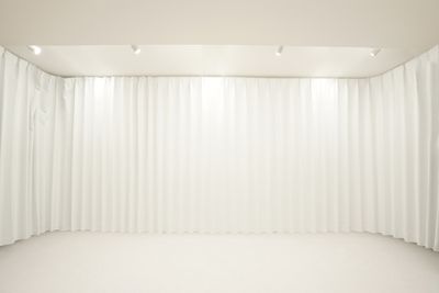 当スタジオのメインである白カーテンの壁面です。幅が５ｍとたっぷりあり、５～６人のグループや、撮り方次第では10人ぐらいでの撮影も可能です。 - ファインスタジオ　アキバの室内の写真