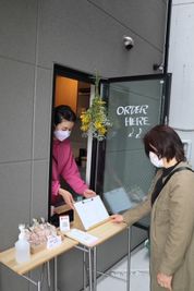 キッチン直結の出窓からテイクアウトカフェも - BlanCo. 飲食店営業許可取得済★テラス付き路面スペース【カフェプラン】の室内の写真