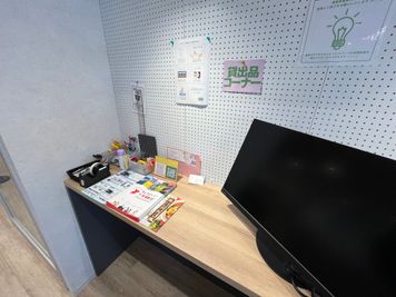 入口横にモニター等貸し出ししております。 - いいオフィス志村坂上 【志村坂上駅徒歩1分】会議室1（定員6名）※予約前は入室不可の室内の写真