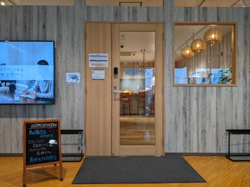 ２Fエントランス - 勉強カフェ小平スタジオ レンタルルームの入口の写真