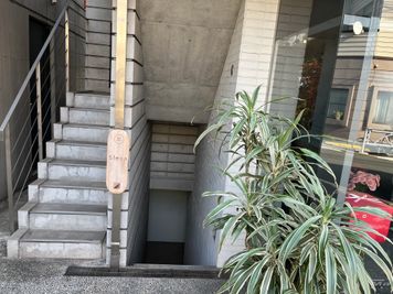 こちらの階段から地下1階に降りてください。 - minoriba_中目黒青葉台一丁目店 レンタルサロンの外観の写真