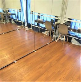 机と椅子を隅へ寄せれば少人数ダンススタジオとしてご利用できます。 - ひのまるオフィス天神 ひのまるスタジオ天神南店の室内の写真