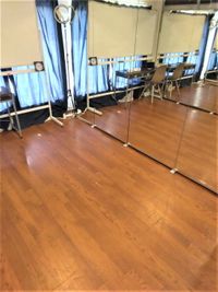 机と椅子を隅へ寄せれば少人数ダンススタジオとしてご利用できます。 - ひのまるオフィス天神 ひのまるスタジオ天神南店の室内の写真