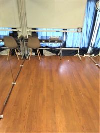 机と椅子を隅へ寄せれば少人数ダンススタジオとしてご利用できます。 - ひのまるオフィス天神 ひのまるスタジオ天神南店の室内の写真