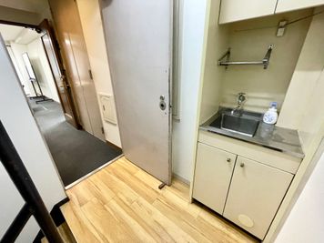 【会議室の先にある階段の踊り場には流し台があります。手洗い場としてご利用ください】 - 【閉店】TIME SHARING 三越前 斉丸日本橋ビル 【閉店】2Aの室内の写真
