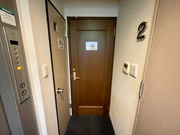 【エレベーターで2階まで上がり、すぐ左手に会議室の入口ドアがございます】 - TIME SHARING 三越前 斉丸日本橋ビル 2Aの室内の写真