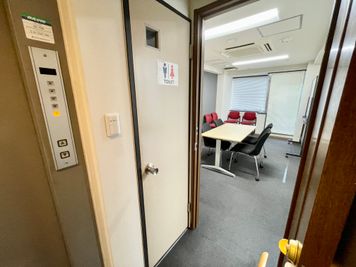 【トイレは会議室を出てすぐ左にございます】 - TIME SHARING 三越前 斉丸日本橋ビル 2Aの室内の写真