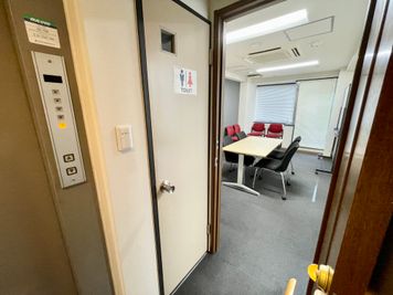 【トイレは会議室を出てすぐ左にございます】 - 【閉店】TIME SHARING 三越前 斉丸日本橋ビル 【閉店】2Aの室内の写真