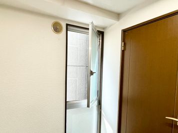 【会議室内の窓を開けて換気可能です】 - TIME SHARING 三越前 斉丸日本橋ビル 2Aの室内の写真