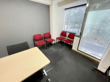 【予備椅子が4つあるので、着席数を増やしたり、ここを荷物置き場等に活用することも可能です】 - 【閉店】TIME SHARING 三越前 斉丸日本橋ビル 【閉店】2Aの室内の写真