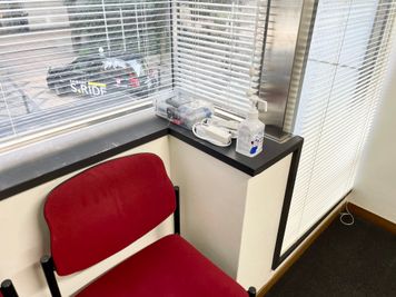 【窓際には除菌スプレーや延長コードを設置しています】 - 【閉店】TIME SHARING 三越前 斉丸日本橋ビル 【閉店】2Aの室内の写真