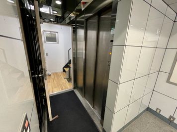 【エレベーター混雑時は、階段で1階から各階へアクセス可能です】 - TIME SHARING 三越前 斉丸日本橋ビル 2Aの室内の写真