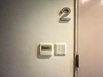 【室内に専用エアコンがあるので温度設定を自由に変更可能です。リモコンは入口ドアを出て左の壁にございます】 - TIME SHARING 三越前 斉丸日本橋ビル 2Aの室内の写真
