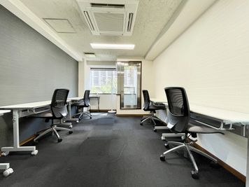 【全ての椅子はオフィスチェアなので、長時間のご利用にもオススメです】 - TIME SHARING 三越前 斉丸日本橋ビル 4Aの室内の写真