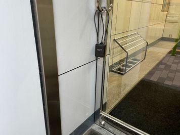 【ビル1階ガラスドアのドアノブについている黒いキーボックスを予約完了メールに記載している番号で開けて、中に入っている鍵でドア下の鍵穴のロックを解除してください】 - 【閉店】TIME SHARING 三越前 斉丸日本橋ビル 【閉店】5Aの室内の写真