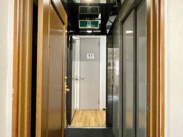 【トイレは会議室を出てすぐ目の前にございます】 - 【閉店】TIME SHARING 三越前 斉丸日本橋ビル 【閉店】5Aの室内の写真