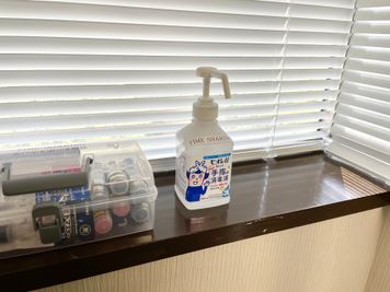 【窓際に除菌スプレーをご用意しております】 - 【閉店】TIME SHARING 三越前 斉丸日本橋ビル 【閉店】5Aの室内の写真