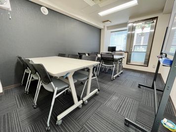 【テーブルと椅子は全てキャスター付きで、簡単にレイアウト変更が出来ます！（レイアウト変更・原状復帰はお客様自身で行っていただきます）】 - 【閉店】TIME SHARING 三越前 斉丸日本橋ビル 【閉店】5Aの室内の写真