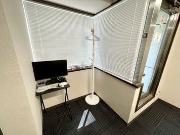 【会議室の端にはモニターや延長コードなど無料で使える備品をご用意しています。ご自由にお使いください！】 - 【閉店】TIME SHARING 三越前 斉丸日本橋ビル 【閉店】5Aの室内の写真
