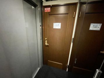【エレベーターで5階まで上がり、すぐ左手に会議室の入口ドアがございます】 - 【閉店】TIME SHARING 三越前 斉丸日本橋ビル 【閉店】5Aの室内の写真