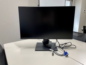 【モニターから出ているHDMIケーブルとお手持ちの機器を繋げるだけで簡単に映ります！】 - 【閉店】TIME SHARING 三越前 斉丸日本橋ビル 【閉店】5Aの室内の写真