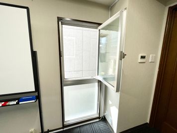 【会議室内の窓を開けて換気可能です】 - TIME SHARING 三越前 斉丸日本橋ビル 5Aの室内の写真