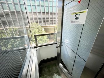 【喫煙所には灰皿をご用意していないので、お客様自身で携帯灰皿をご用意ください】 - 【閉店】TIME SHARING 三越前 斉丸日本橋ビル 【閉店】5Aの室内の写真