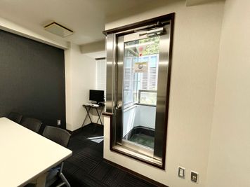 【会議室内のバルコニーは喫煙所としてご利用いただけます】 - 【閉店】TIME SHARING 三越前 斉丸日本橋ビル 【閉店】5Aの室内の写真