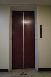 エレベーター入口＊横：0.75m　 縦：2.0m
エレベーター中＊横：1.39m　縦：2.2m  奥行：0.8~0.9m
 - ウィルシャー・プレイス四谷 貸し会議室の室内の写真