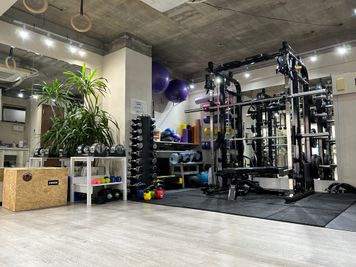 HYROX公認GYM　マシーン器具、設備が充実　無料Wi-Fi、マッサージベット、６人同時OK　パーソナル、合トレ、セミナー向け - レンタルジム BTB川崎駅前店