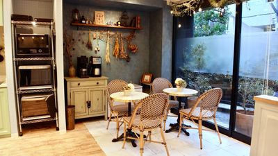 カフェ風スペース
床が木目とタイル柄になっており、雰囲気が箇所により変わります。床の栄目付近にブラインドがあり、簡易的にスペースを分けられます - ノートルスタジオ キッチン付きマルチレンタルスタジオ　ノートルスタジオの室内の写真