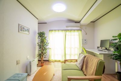 緑を基調とした落ち着いた雰囲気のシンプルなお部屋です。晴れた日は太陽の光も入り、明るい雰囲気です。 - 宮崎駅前レンタルスペース 【地域最安値】完全個室のワークスペース空間の室内の写真