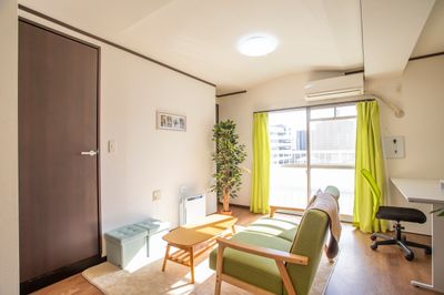 緑を基調とした落ち着いた雰囲気のシンプルなお部屋です。晴れた日は太陽の光も入り、明るい雰囲気です。 - 宮崎駅前レンタルスペース 【地域最安値】完全個室のワークスペース空間の室内の写真