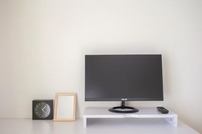 デスクには32インチのモニターを設置してあります。お勉強、リモートワーク、オンライン会議などにご活用ください。HDMIケーブルをご用意してあります。 - 宮崎駅前レンタルスペース 【地域最安値】完全個室のワークスペース空間の設備の写真