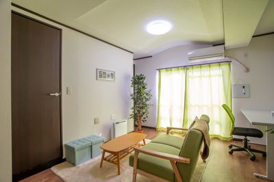 緑を基調とした落ち着いた雰囲気のシンプルなお部屋です。晴れた日は太陽の光も入り、明るい雰囲気です。 - 宮崎駅前レンタルスペース 【地域最安値】完全個室のワークスペース空間の室内の写真