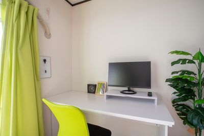 デスクには32インチのモニターを設置してあります。お勉強、リモートワーク、オンライン会議などにご活用ください。HDMIケーブルをご用意してあります。 - 宮崎駅前レンタルスペース 【地域最安値】完全個室のワークスペース空間の室内の写真