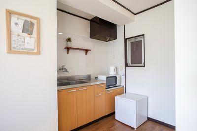 キッチンには自由にご利用いただける電子レンジ、冷蔵庫、電気ケトルがございます。 - 宮崎駅前レンタルスペース 【地域最安値】完全個室のワークスペース空間の設備の写真