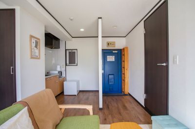 陽の光が入るため、日中は部屋全体も明るいです。キッチンもご自由にご利用ください。 - 宮崎駅前レンタルスペース 【地域最安値】完全個室のワークスペース空間の室内の写真