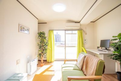 緑を基調とした落ち着いた雰囲気のシンプルなお部屋です。晴れた日は太陽の光も入り、明るい雰囲気です。 - 宮崎駅前レンタルスペース 【地域最安値】完全個室のワークスペース空間の室内の写真
