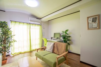 緑を基調とした落ち着いた雰囲気のシンプルなお部屋です。晴れた日は太陽の光も入り、明るい雰囲気です。 - 宮崎駅前レンタルスペース 【地域最安値】完全個室のワークスペース空間の室内の写真