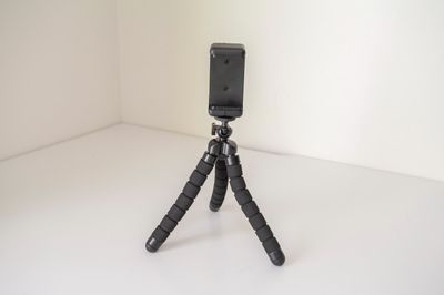 スマホ用三脚です。オンライン会議、自撮りなどにご活用ください。 - 宮崎駅前レンタルスペース 【地域最安値】完全個室のワークスペース空間の設備の写真