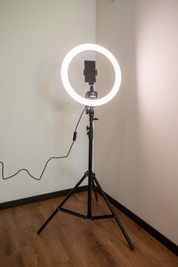 三脚とリングライトです。リングライトは比較的大型のものを採用いたしました。スマホも設置できますので、オンライン会議、自撮りにご活用ください。 - 宮崎駅前レンタルスペース 【地域最安値】完全個室のワークスペース空間の設備の写真