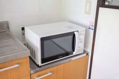 キッチンには自由にご利用いただける電子レンジ、冷蔵庫、電気ケトルがございます。 - 宮崎駅前レンタルスペース 【地域最安値】完全個室のワークスペース空間の設備の写真